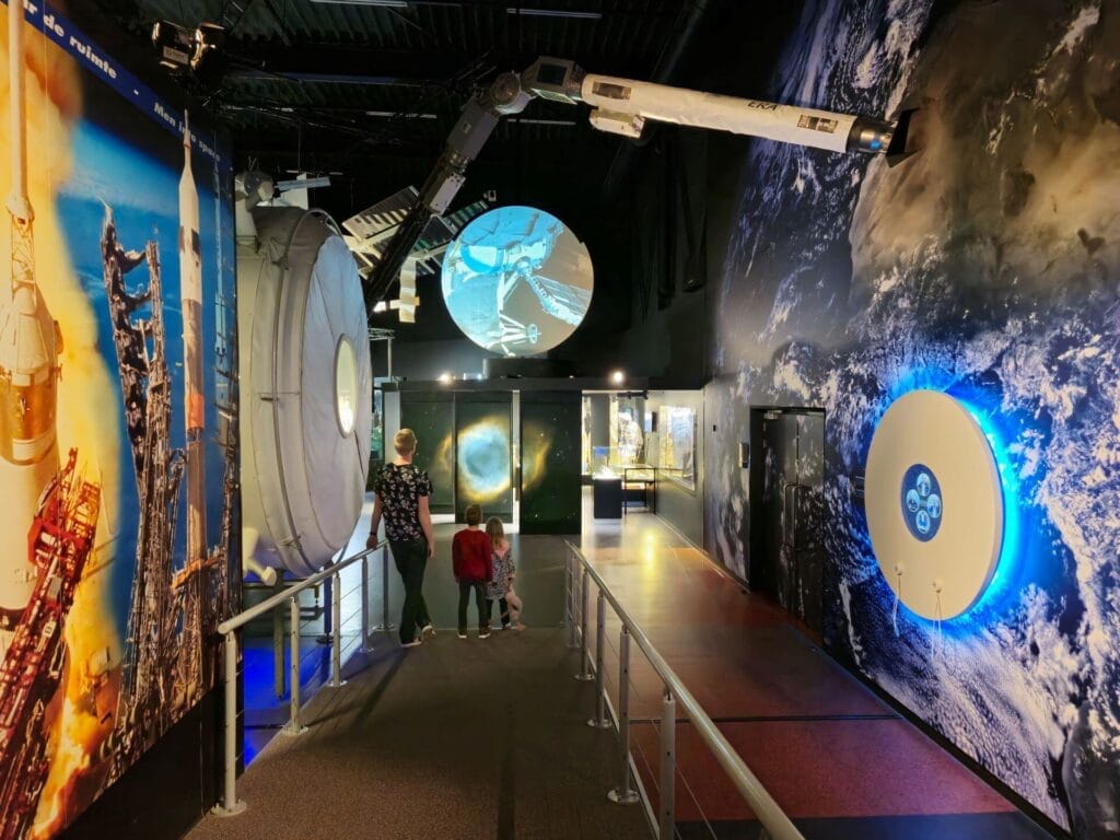 Videoprojector
Cirkel (rond) projectiescherm
Touchscreen
Luisterschijven
Audioversterker
Brightsign mediaspelers
Overzetten aangeleverde files
Programmeren Brightsign mediaspelers