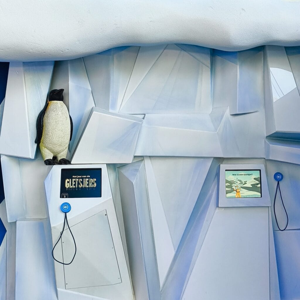 Onze audio luisterschijven
geheel naar wensen klant
samengesteld:Kleur naar keuze
zowel schijf als kabelOppakdetectie:
Automatische start presentatieTechnische ondersteuning:
Overzetten aangeleverde files
Programmeren Brightsign Media Players
Telefonische ondersteuning installatie