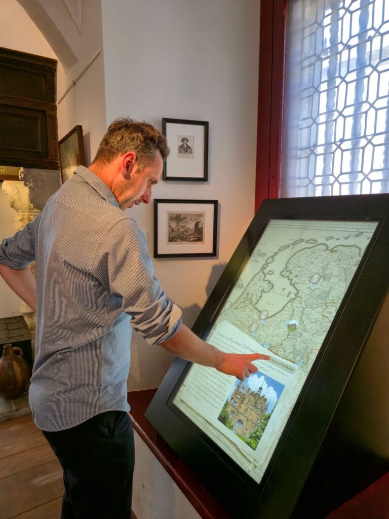 Interactieve info-units
Touchscreens
Brightsign media players
Audio luisterschijven
Hoofdtelefoonversterkers
Overzetten aangeleverde files
Programmeren Brightsign Media Players