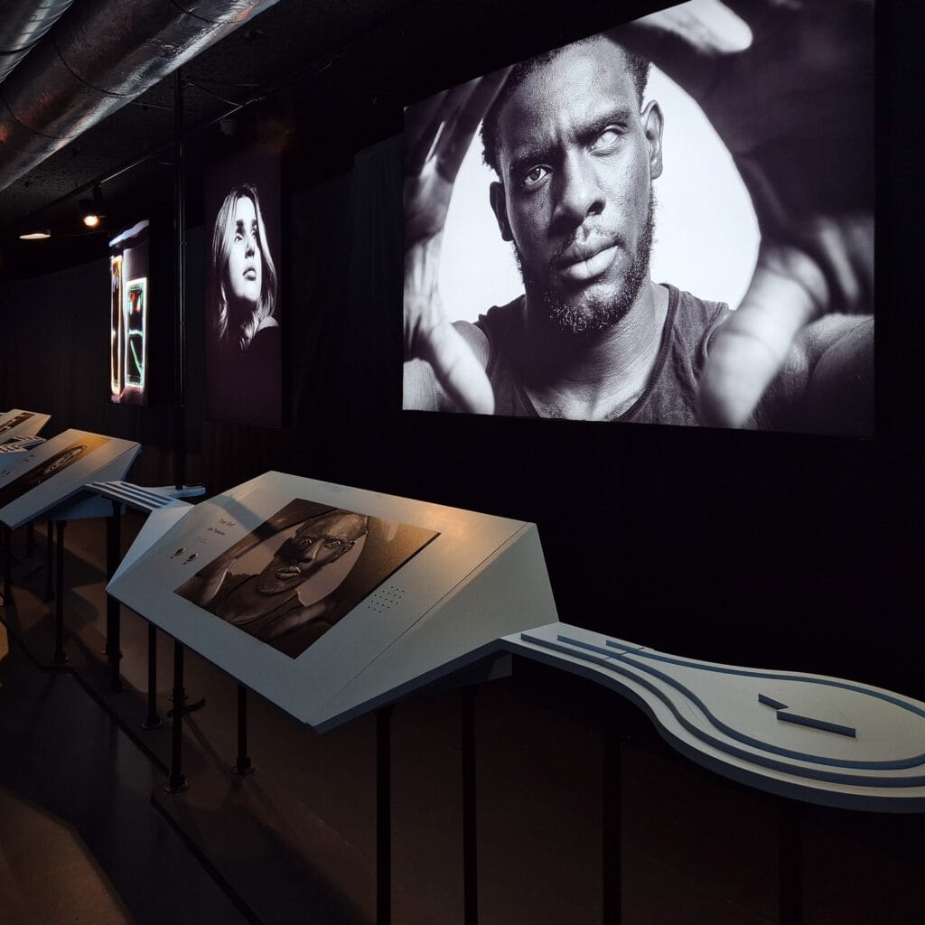 Videoprojector
Luidsprekers
Touchscreens
Brightsign media players
Audio braille luisterschijven
Hoofdtelefoonversterkers
Overzetten aangeleverde files
Programmeren Brightsign Media Players