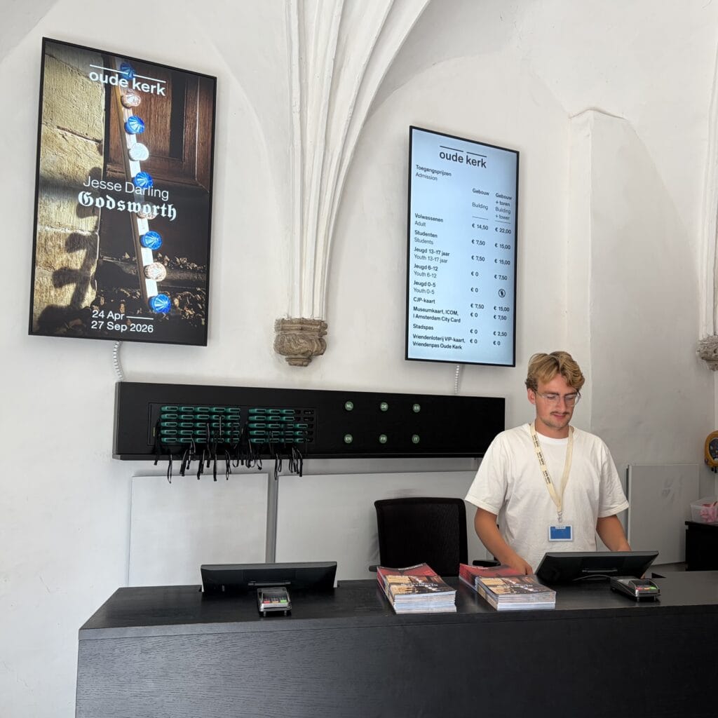 43-inch digital-signage monitoren
en bijbehorende toebehoren
narrowcasting software